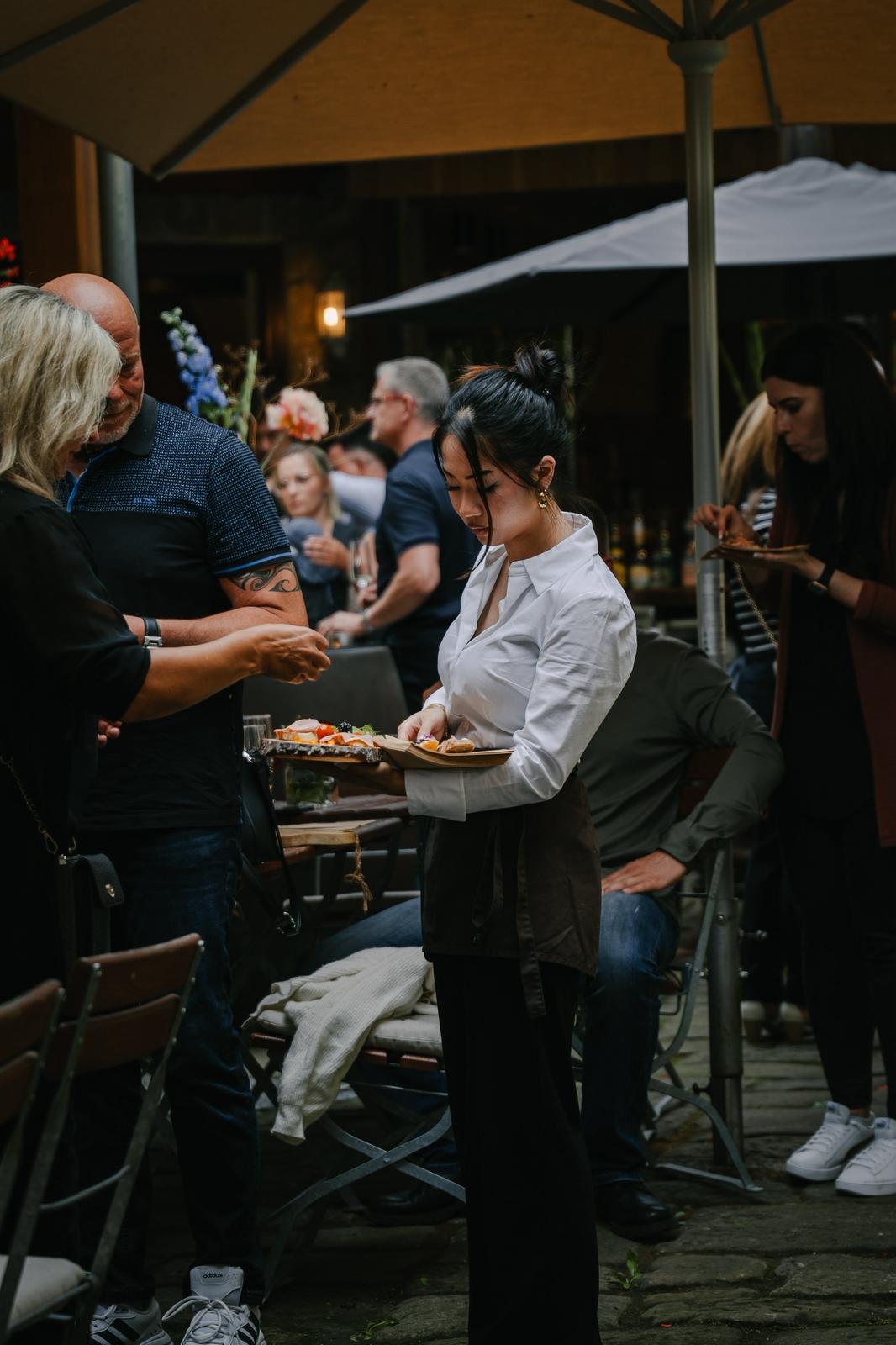 Gaeste bei einer Firmenfeier im HOFZWANZIG Dresden