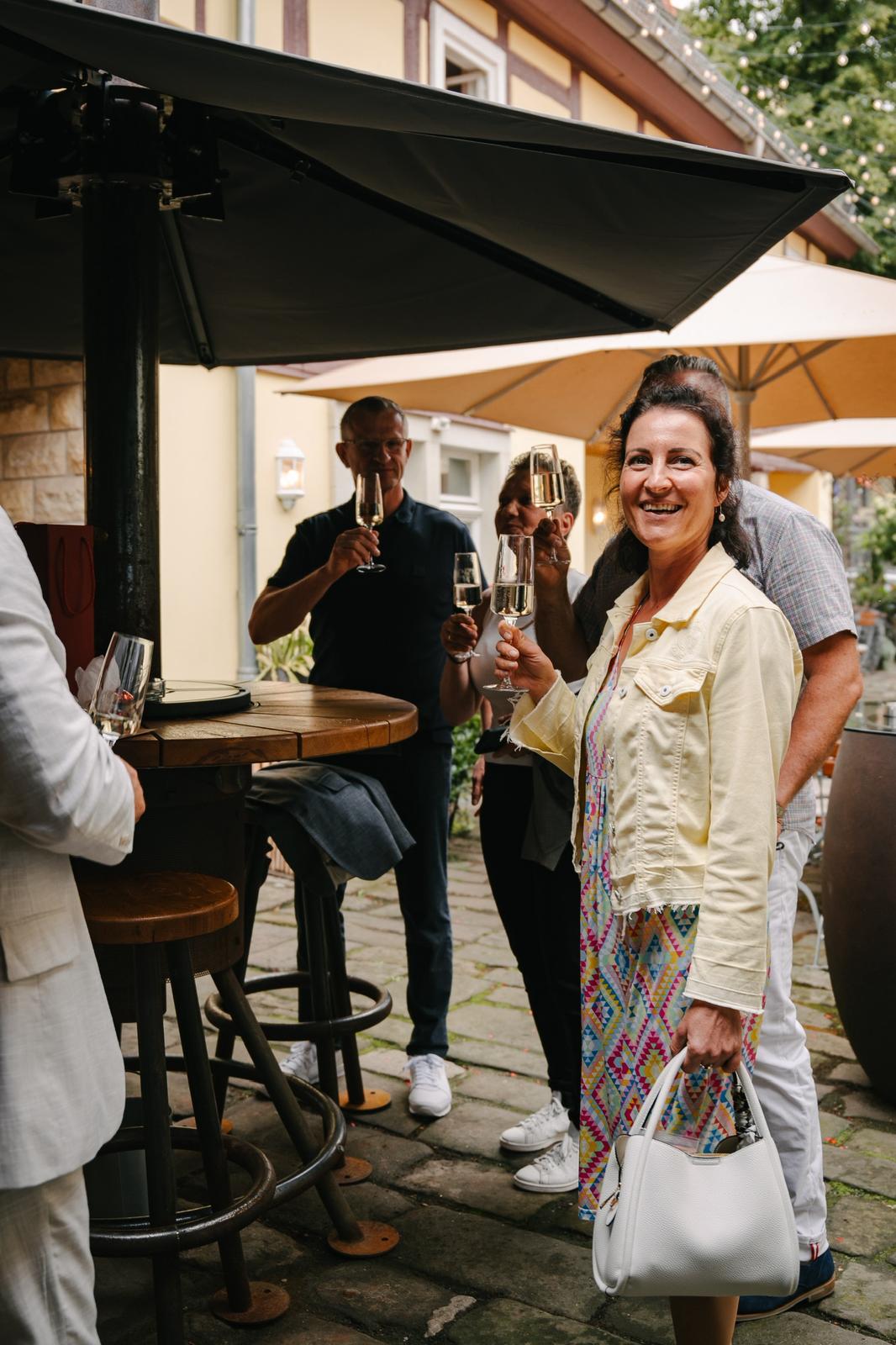 Gäste feiern im Freien auf der Terrasse des HOFZWANZIG