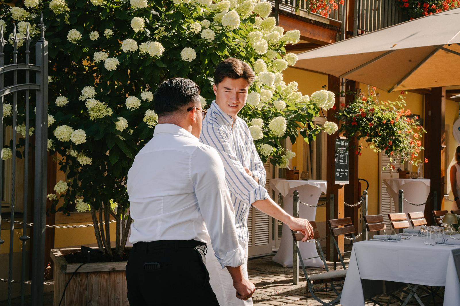 Familienfest mit Blumenarrangement im Gastraum