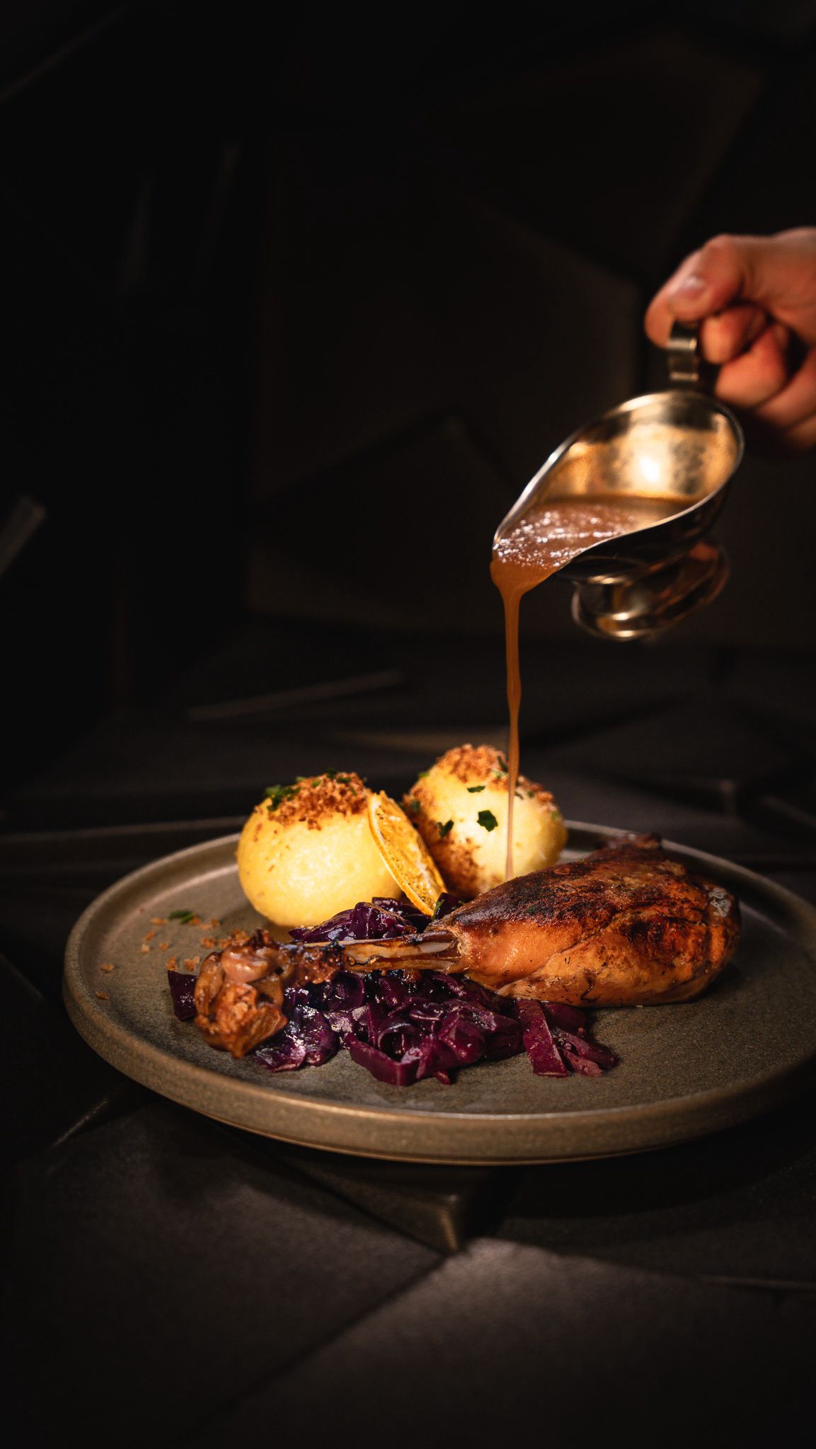Knusprige Gans mit Klößen und Rotkohl im Restaurant HOFZWANZIG Dresden