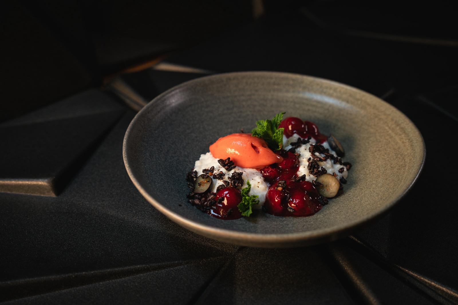 Kreative Vorspeise aus der saisonalen Karte