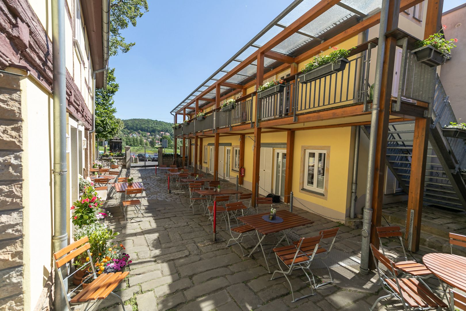 Historischer Dreiseitenhof HOFZWANZIG in Dresden Laubegast, Fassade mit Innenhof seit 1733