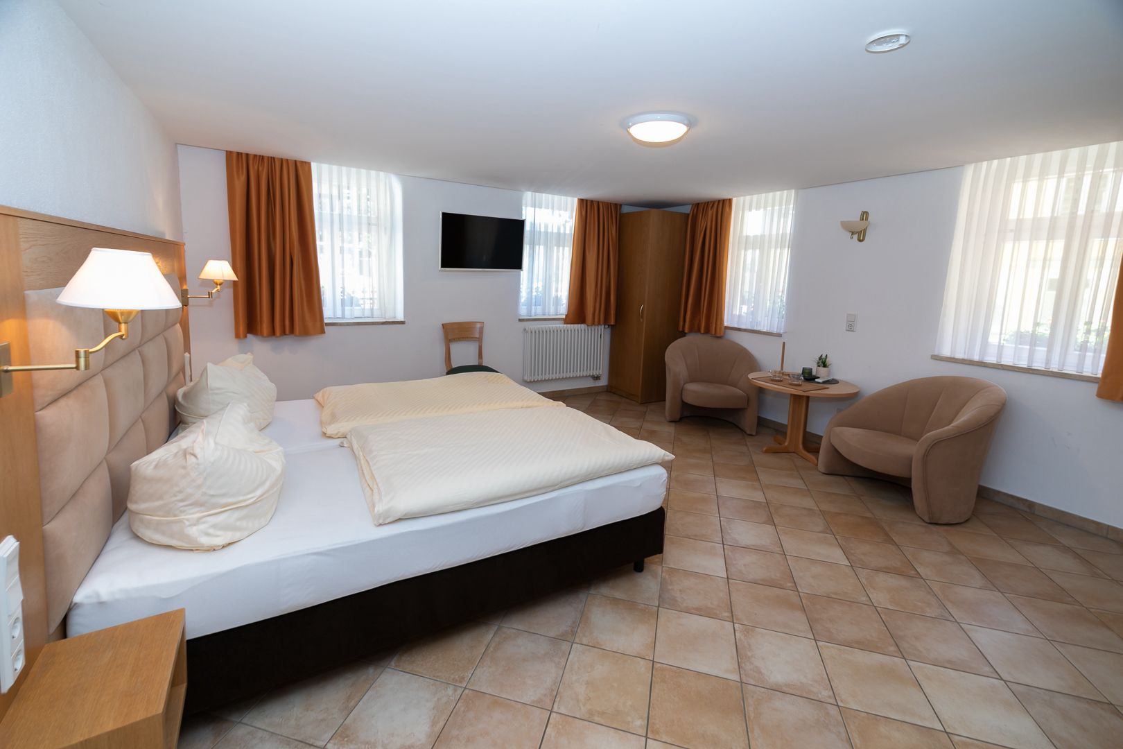 Helles Zimmer mit Blick auf den Innenhof des Dreiseitenhofs