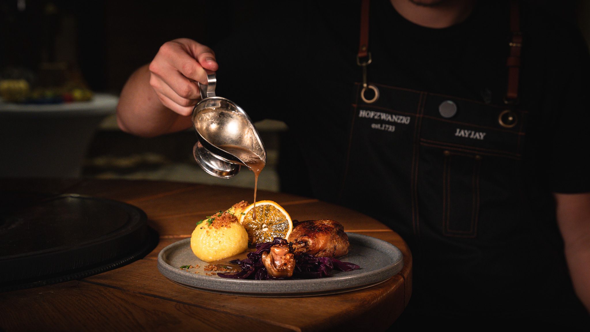 Teamfoto vor dem historischen Dreiseitenhof