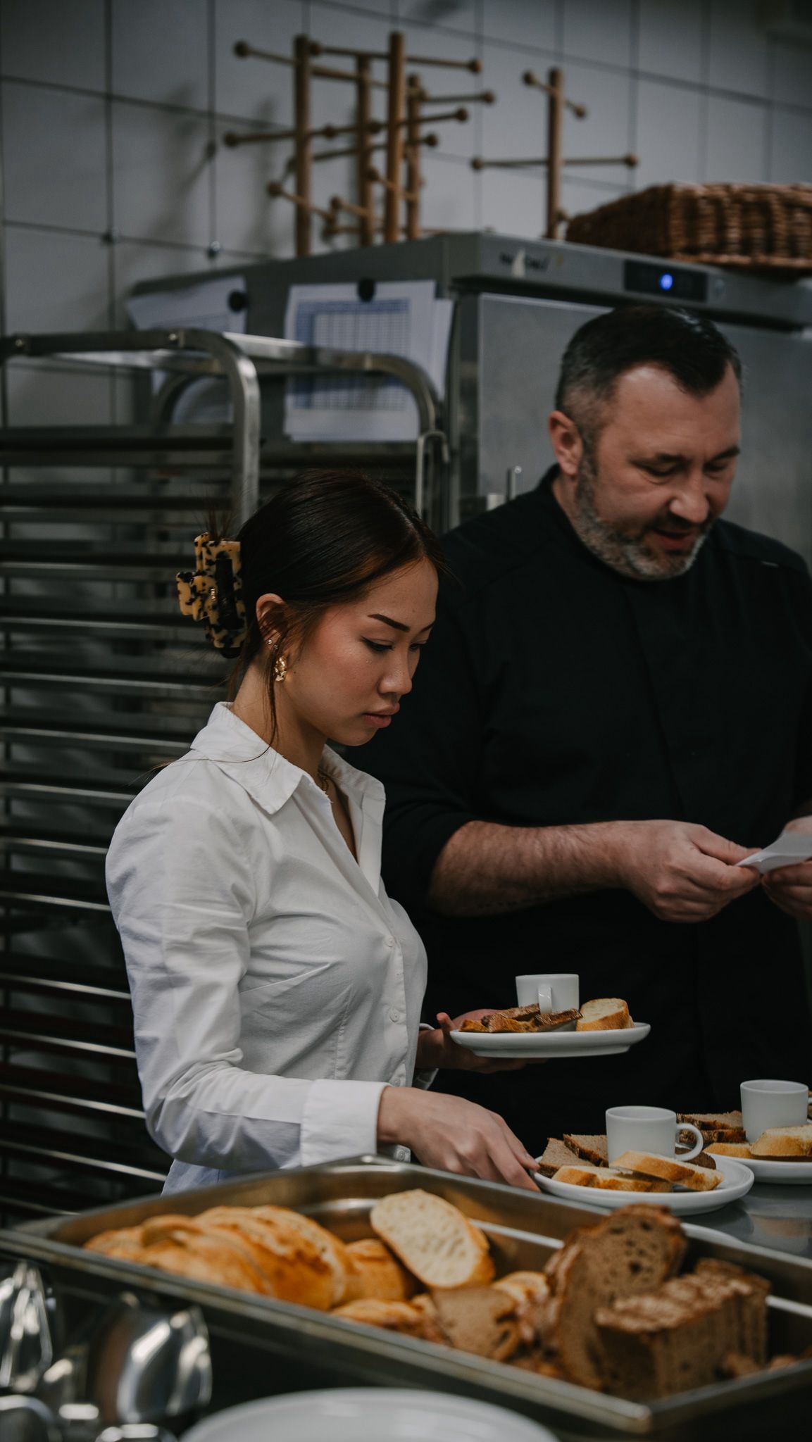 Gastgeber des HOFZWANZIG empfangen Gaeste im Innenhof