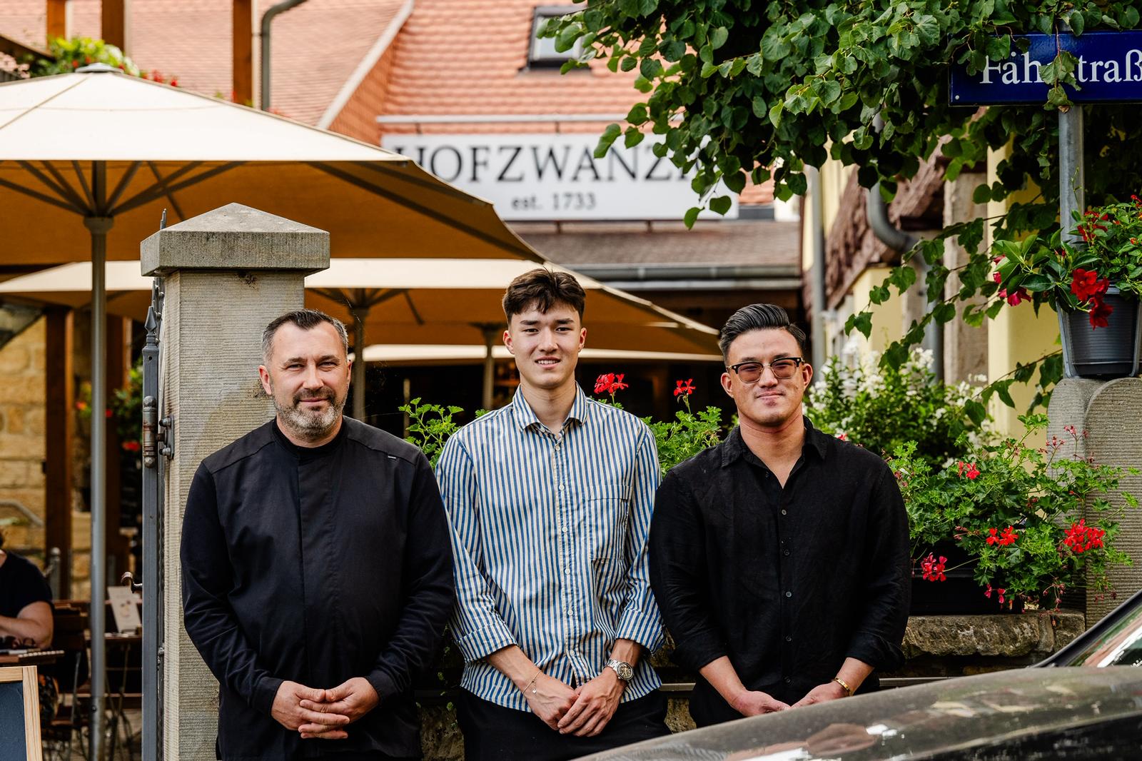 Lachende Mitarbeiter beim Mise en Place in der Kueche