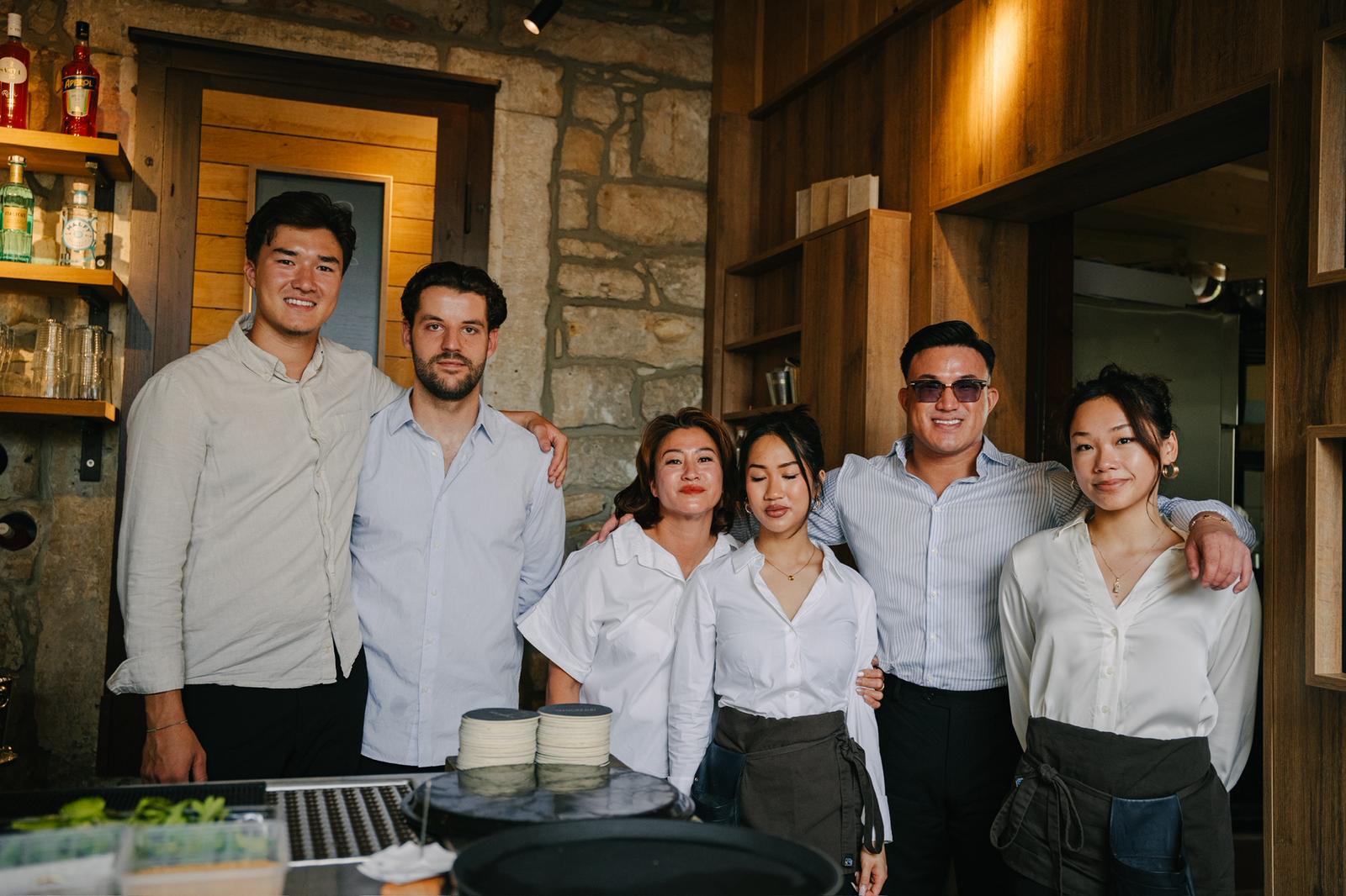 Gruppenfoto des HOFZWANZIG Teams im Innenhof